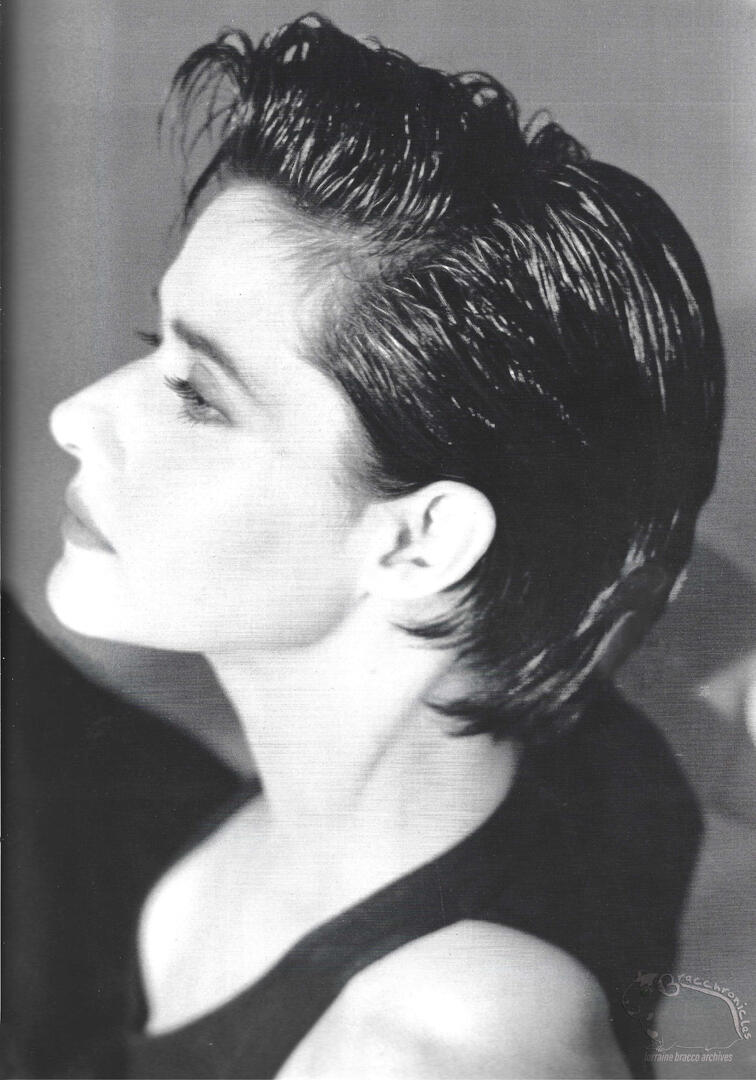 Continuation of the Vogue France magazine article featuring black and white profile portrait photograph of actress Lorraine Bracco with short, slicked-back dark hair looking upward.